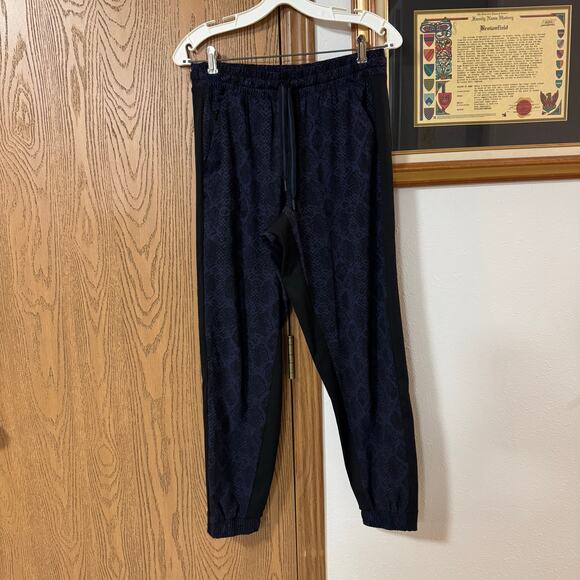 Athleta Brooklyn Joggers Size 4 Blue Black Snakeskin Athletic Pants Lightweight - Picture 3 of 12